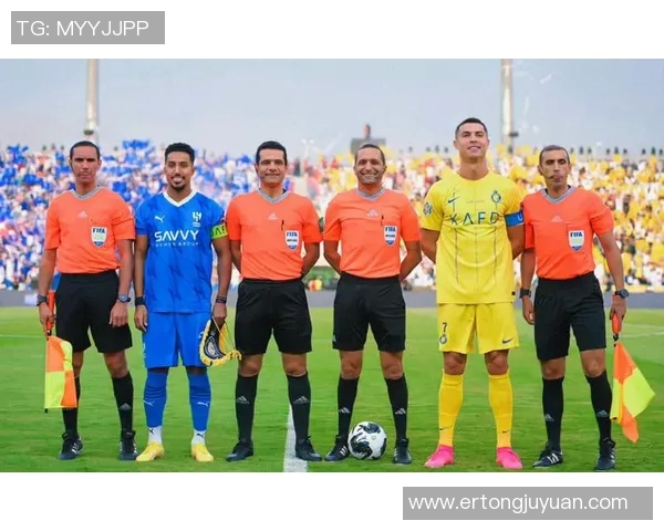 篮球场上足球明星的精彩表现引发全场观众热烈反响与讨论